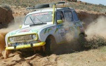 4L Trophy 2013 : les équipages distribuent leurs dons aux enfants marocains